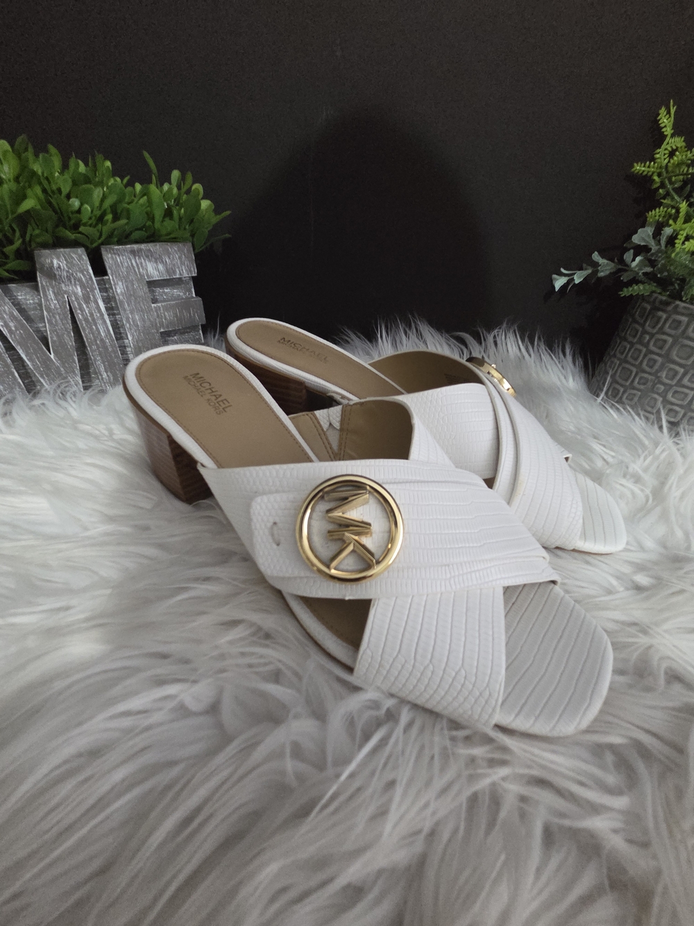 Michael Kors White Croc Crossband Women  Slide Heels with Gold Logo. Size 8